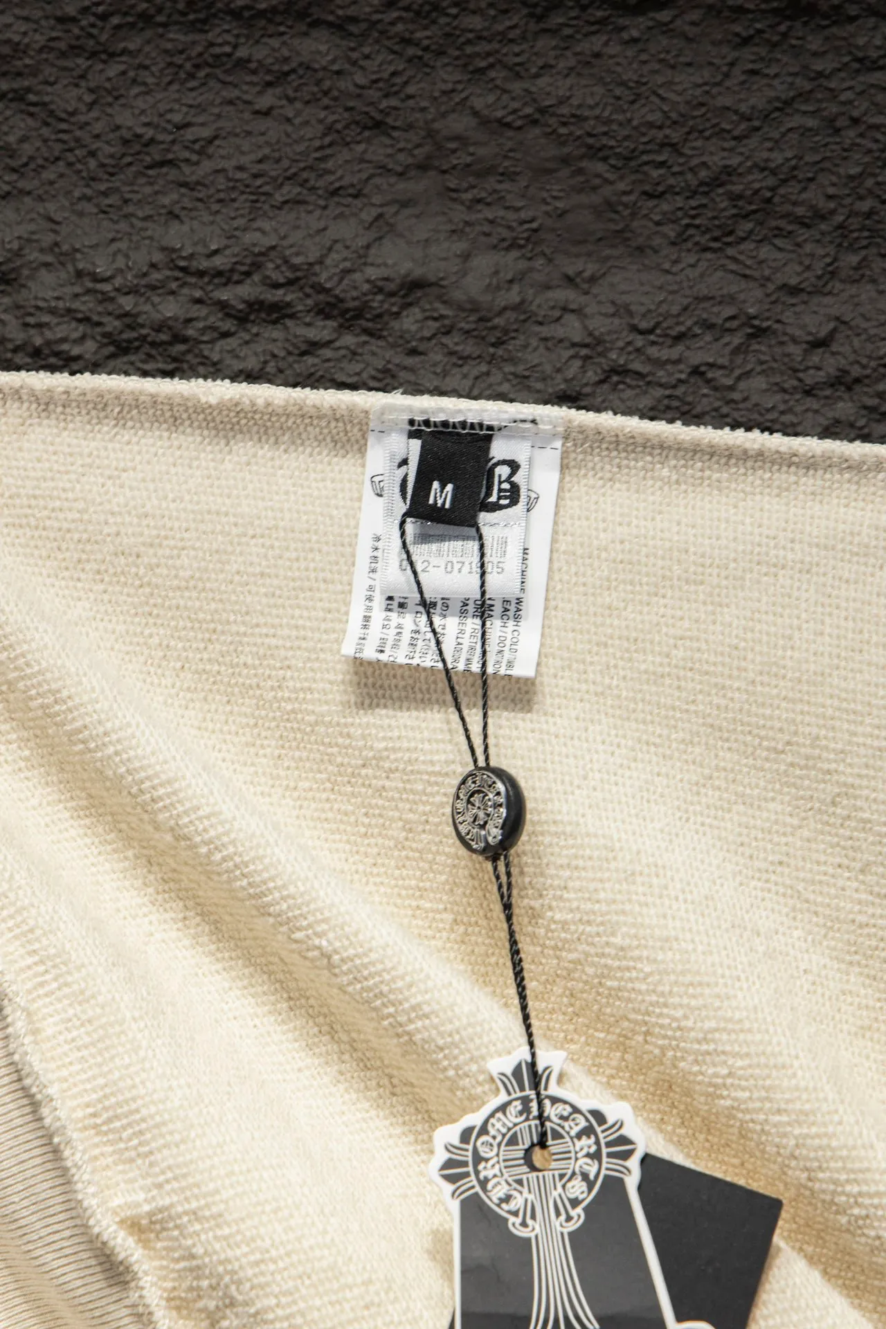P260 🆕Chrome Hearts Home 420 grams, different from the market, texture is incomprehensible, os version is really charming, Chrome Home is also really unique, every new season's new product version is to the extreme, very practical, can be worn casually, nice✔️ - ⚠️100% cotton, using custom-dyed terry cotton sweatshirt surface, 420g double yarn, comfortable feel Made from imported knitting needle carded cotton, the thickness is moderate, drapey and contoured, making the upper body comfortable! ! It is very tolerant to fat body types and can instantly lose five pounds after wearing it!  Front panel #Back panel hardware elements# The English letters are arranged artistically. Imported Tajima high-density heavy-duty embroidery technology. The fonts are three-dimensional and full. The body is treated with washed and distressed elements, which greatly increases the interest of the clothing; unique visual effects.  Hem Loose closing Double-layer fabric Good closing effect Exquisite hemming Color: washed black, apricot Size: S-M-L-XL